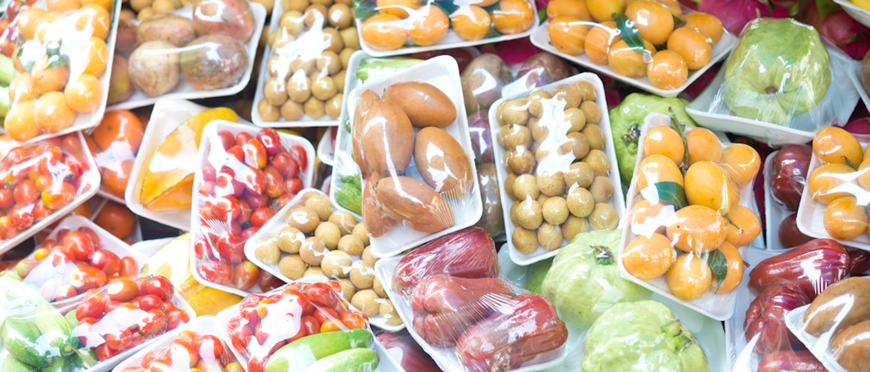 https://www.alimentarium.org/sites/default/files/media/image/2018-01/01_stock-photo-fruits-and-vegetables-in-packing-257202376_top_2.jpg